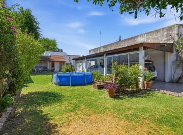 Casa · 114m² · 5 Ambientes · 1 Cochera · Casa 5 Ambientes en Venta en Burzaco con Jardín