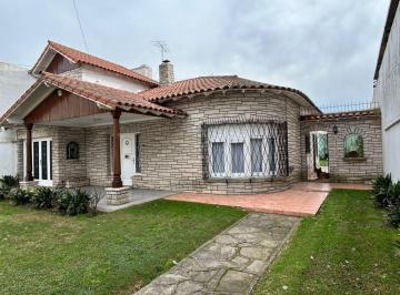 Casa · 197m² · 5 Ambientes · 1 Cochera · Venta Casa 5 Amb en Terreno 635 m² 9 de Julio Mdp