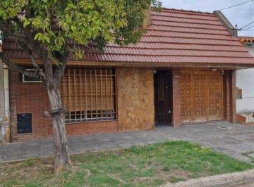 Casa · 130m² · 3 Ambientes · 1 Cochera · Casa en Venta R. Escalada, con Jardin. Gran Tamaño