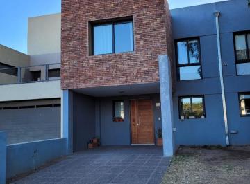 Casa · 300m² · 8 Ambientes · Hermosa Casa en Claros del Bosque!