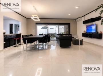 Casa · 300m² · 8 Ambientes · Hermoso Duplex Xxl en Claros del Bosque Village!