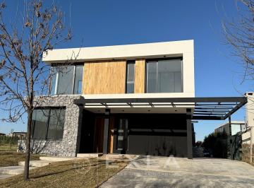 Casa · 300m² · 5 Ambientes · 1 Cochera · Casa en Venta en Castaños, Nordelta, Tigre
