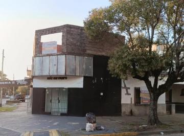 CASA.LOCAL- DEPARTAMENTO, PATIO- · Casa. Local - Departamento, Patio