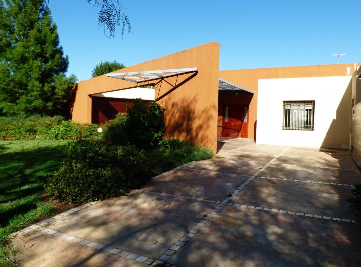 Casa · 316m² · 3 Dormitorios · 3 Cocheras