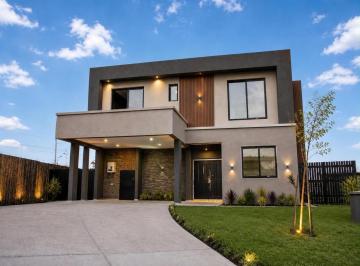 Casa · 255m² · 5 Ambientes · 4 Cocheras · Casa en Venta a Estrenar en Santa Ana, Suite en Planta Baja