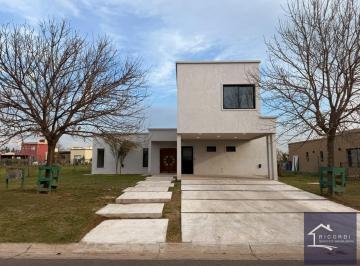Casa · 198m² · 5 Ambientes · 4 Cocheras · Casa en Venta Barrio Cerrado San Sebastian