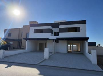 Casa · 312m² · 4 Ambientes · 2 Cocheras · Venta Duplex de Categoria Terrazas de Manantiales