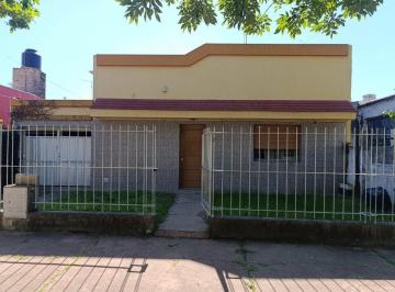 Casa · 177m² · 4 Ambientes · 1 Cochera · Venta/ Casa/ 2 Dormi/ Barrio Mosconi/ Servicios.