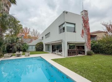 Casa · 200m² · 6 Ambientes · 4 Cocheras · Venta - Hermosa Casa en Campo Grande - Pilar