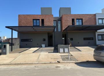 Casa · 150m² · 4 Ambientes · 2 Cocheras · Casa Tipo Dúplex a Estrenar en Solares de Manantiales – 3 Dorm., Cochera Doble y Financiación