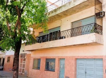 Casa · 175m² · 6 Ambientes · 1 Cochera · Venta Casa Flores Apto Credito Cochera Dos Patios