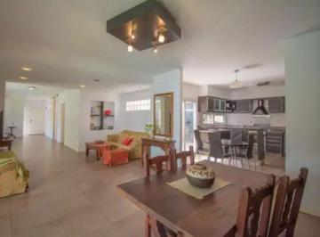 Casa · 216m² · 4 Ambientes · 2 Cocheras · Casa 4 Ambientes con Pileta en Ituzaingo Norte