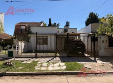 Casa · 83m² · 3 Ambientes · 1 Cochera · Venta Casa 3 Ambientes en Jose C. Paz con Parque Apto Credito