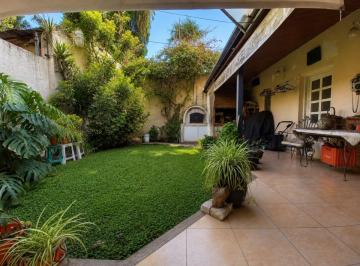 Casa en Venta de 4 ambientes Banfield · Casa en Excelente Ubicación, 4 Amb con Cochera y Fondo - Apto Crédito