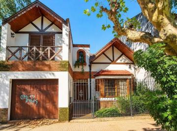 Casa · 179m² · 4 Ambientes · 1 Cochera · Casa en Excelente Ubicación, 4 Amb con Cochera y Fondo - Apto Crédito