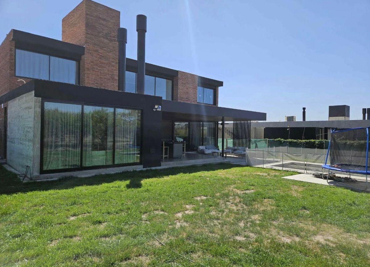 Casa Moderna en Venta de 4 Dormitorios en Barrio Piana – Valle Escondido