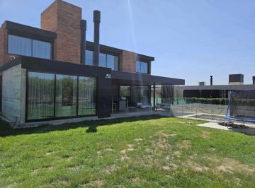 Casa · 420m² · 8 Ambientes · 3 Cocheras · Casa Moderna en Venta de 4 Dorm. en Barrio Piana – Valle Escondido
