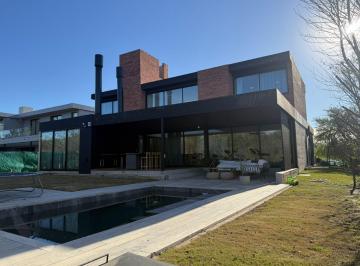 Casa · 420m² · 8 Ambientes · 3 Cocheras · Casa Moderna en Venta de 4 Dorm. en Barrio Piana – Valle Escondido