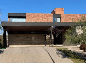 Casa · 420m² · 8 Ambientes · 3 Cocheras · Casa Moderna en Venta de 4 Dorm. en Barrio Piana – Valle Escondido