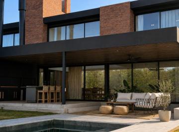 Casa · 420m² · 8 Ambientes · 3 Cocheras · Casa Moderna en Venta de 4 Dorm. en Barrio Piana – Valle Escondido