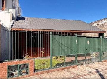 Casa · 95m² · 3 Ambientes · 1 Cochera · Casa 3 Ambientes con Cochera, Jardín y Pileta en Venta - Apta Credito - Bernal Centro