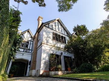 Casa · 355m² · 6 Ambientes · 3 Cocheras · Imponente Chalet de Estilo Inglés en Olivos Vías a Libertador con Jardín y Pisicina