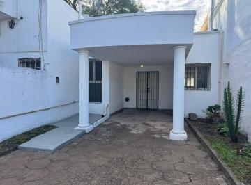 Casa de 4 ambientes, Villa Allende · Casa en Alquiler de 2 Dorm. con Patio y Cochera Para 2 Autos en Pleno Cent