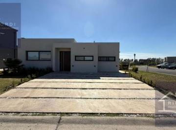 Casa · 145m² · 4 Ambientes · 2 Cocheras · Casa en Venta en Barrio Privado Santa Elisa, Pilar del Este.