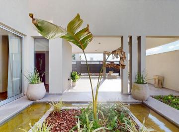 Casa · 123m² · 5 Ambientes · 2 Cocheras · Casa en Venta en La Plata Gorina 3 Dorm. Terraza