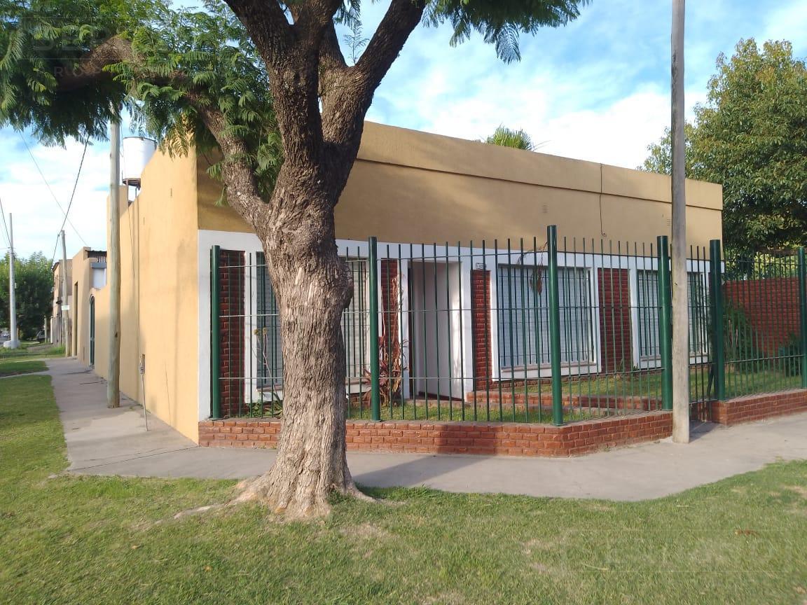 Venta Casa en Baradero Centro. Con Opción de Compra de Galpón. Lindero