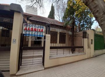 Casa Alquiler de 6 ambientes · Casa de 237 m² con 4 Dorm., 4 Baños, Doble Cochera, en Alquiler en Quinta Sección