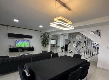 Casa · 300m² · 6 Ambientes · 2 Cocheras · Dúplex de 210 m² con Pileta en Venta - Claros Village