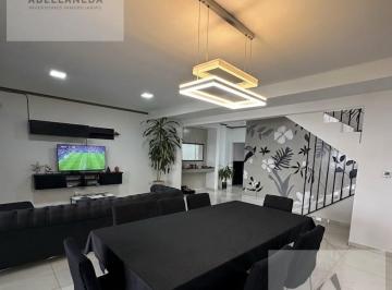 Casa · 300m² · 6 Ambientes · 2 Cocheras · Dúplex de 210 m² con Pileta en Venta - Liquida en Efectivo