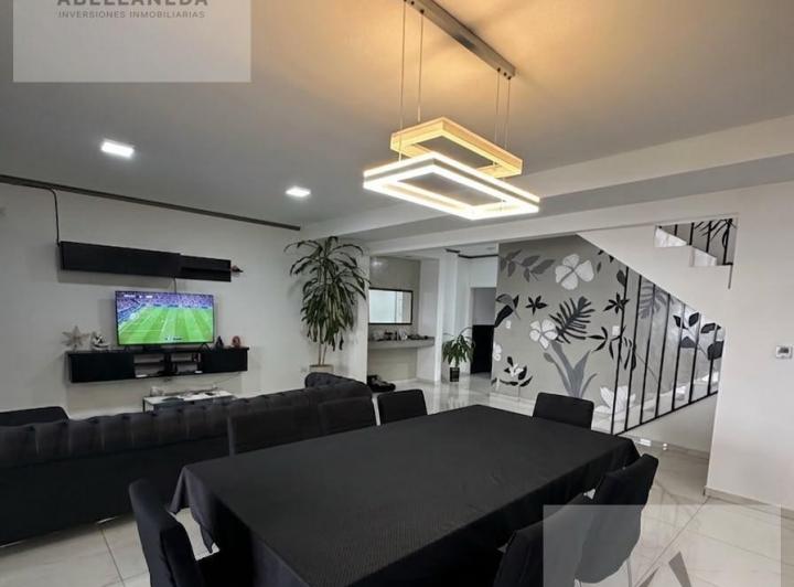 Casa · 300m² · 6 Ambientes · 2 Cocheras