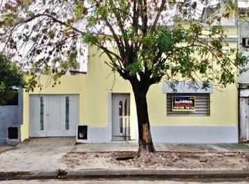 Casa · 90m² · 3 Ambientes · 1 Cochera · Casa - Lanús Este