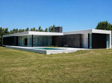 Casa · 341m² · 6 Ambientes · 2 Cocheras · Venta Casa Atemporal de Diseño - San Joaquin, Exaltacion de La Cruz