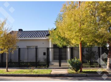 Casa · 204m² · 5 Ambientes · 1 Cochera · Venta Casa en El Manzanar Cipolletti de 3 Habitaciones
