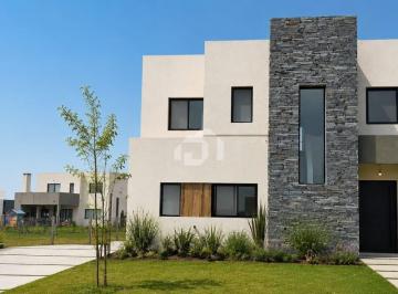 Casa · 200m² · 5 Ambientes · 2 Cocheras · Casa en Venta en Santa Elisa, Pilar del Este, Pilar