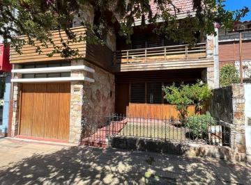 Casa · 180m² · 5 Ambientes · 1 Cochera · Casa de 3 Dorm. en La Plata