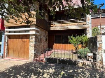 Casa · 180m² · 5 Ambientes · 1 Cochera · Casa de 3 Dorm. en Alquiler en La Plata