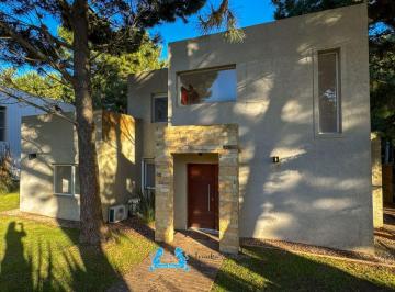 Casa de 6 ambientes, Costa Esmeralda · Casa de 200 m² con 5 Dorm. en Venta Costa Esmeralda Pileta