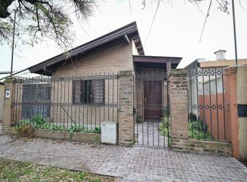 Casa · 100m² · 4 Ambientes · 1 Cochera · Casa Familiar con Pileta y 3 Dorm.
