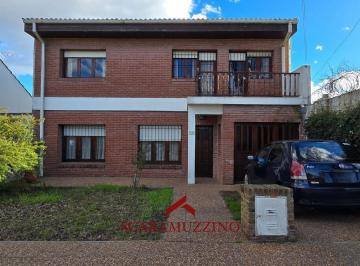 Casa · 137m² · 6 Ambientes · 1 Cochera · Casa 6 Ambientes, Excelente Entorno, Muy Amplia y Cómoda B° Malvinas Argentinas
