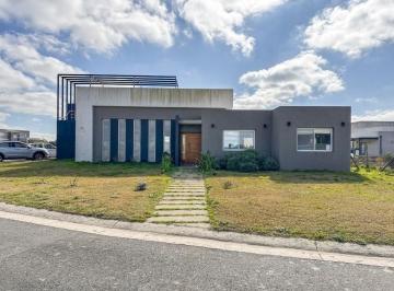 Casa · 150m² · 5 Ambientes · 2 Cocheras · Alquiler Casa 5 Ambientes, San Sebastián, Área 8