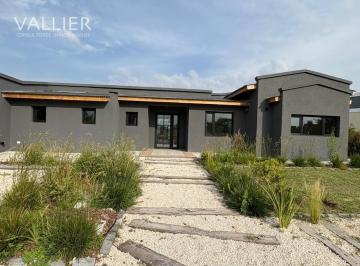 Casa · 224m² · 6 Ambientes · 1 Cochera · Casa Chalet en Venta en Pilar, G. B. a. Zona Norte, Argentina