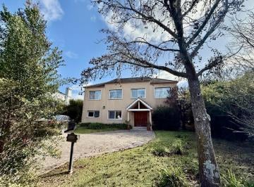 Casa · 270m² · 8 Ambientes · 2 Cocheras · Casa en Venta: Ayres del Pilar - 1066 m² de Terreno y 270 m² Cubiertos 6 Ambientes