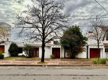Casa de 6 ambientes, Córdoba · Casa en Urca Una Planta Amplios Dorm. Apta Credito
