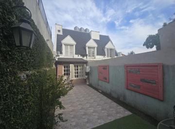 Casa · 109m² · 4 Ambientes · 1 Cochera · Venta Triplex 4 Amb en Villa Sarmiento