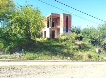 Casa · 671m² · 4 Ambientes · 1 Cochera · Venta de Casa en Unquillo