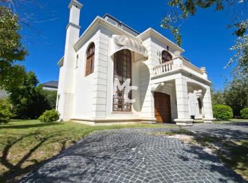 Casa · 390m² · 6 Ambientes · 1 Cochera · Casa Estilo Francesa en Venta en Septiembre